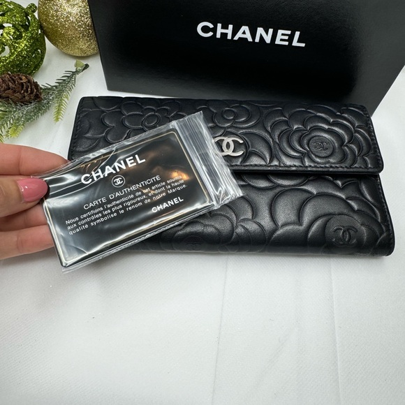 CHANEL 
Caviar Camellia Embossed Flap Wallet Black - Picture 3 of 14